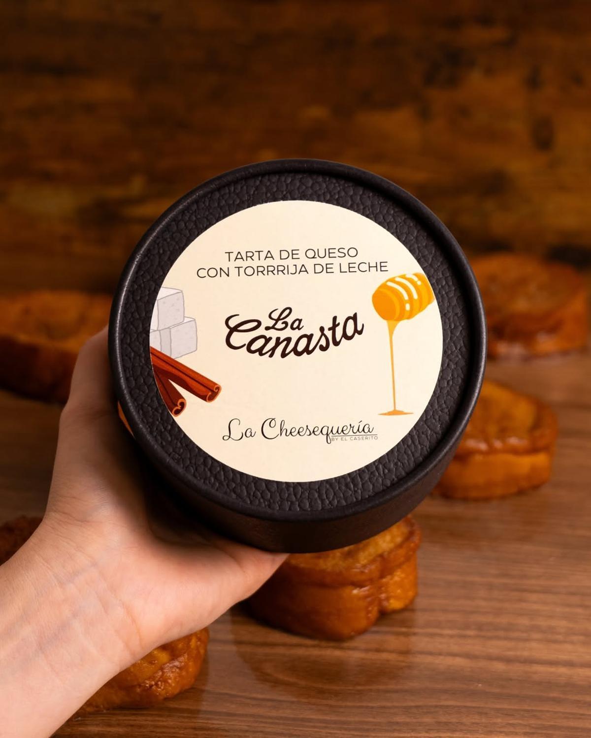 La Tarta de Queso sabor Torrija ha sido elaborada de la mano de la cafetería y panadería 'La Canasta'