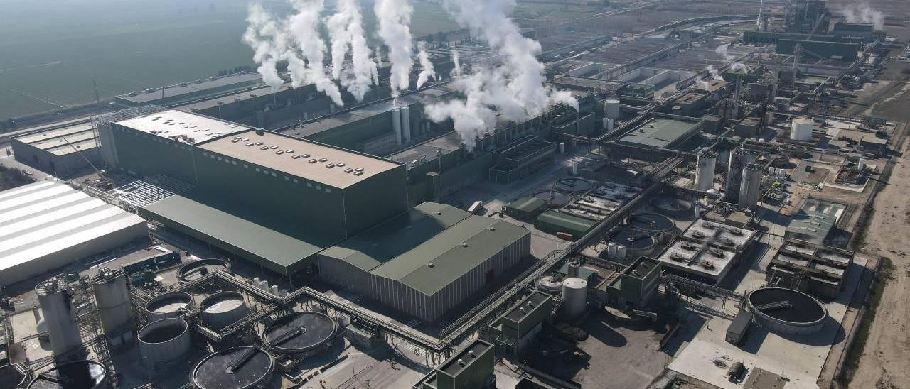 El complejo industrial de fabricación de papel de Saica en El Burgo de Ebro, uno de los sectores más productivos de Aragón.