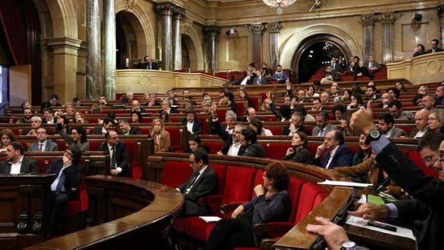 Moment de votació en el ple del Parlament.