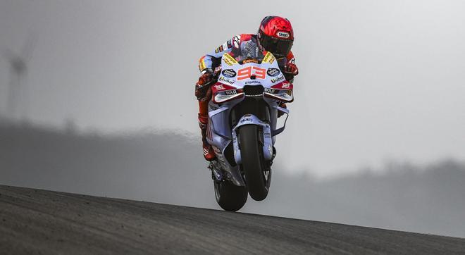 Marc Márquez levanta la rueda delantera de su poderosa Ducati, en Mugello.