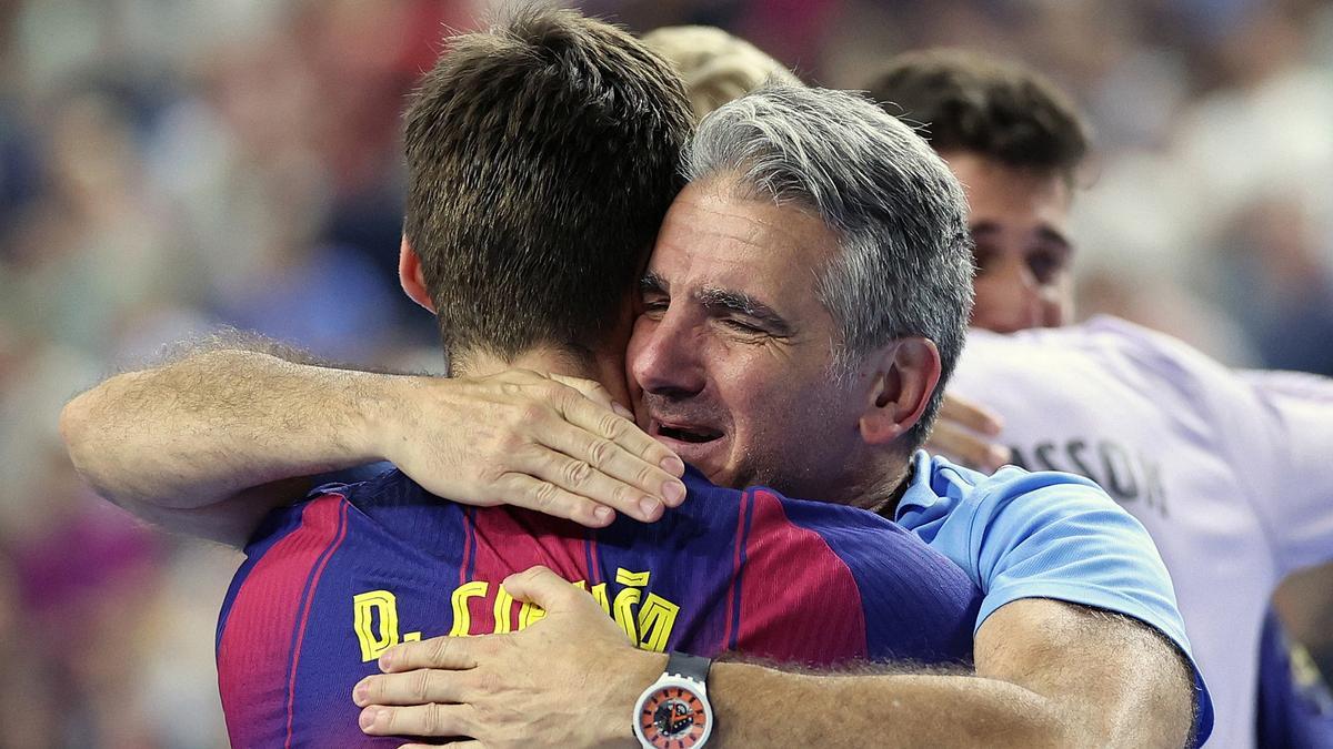 Carlos Ortega Perez se abraza con Djordje Cikusa para celebrar el título de Champions League de balonmano