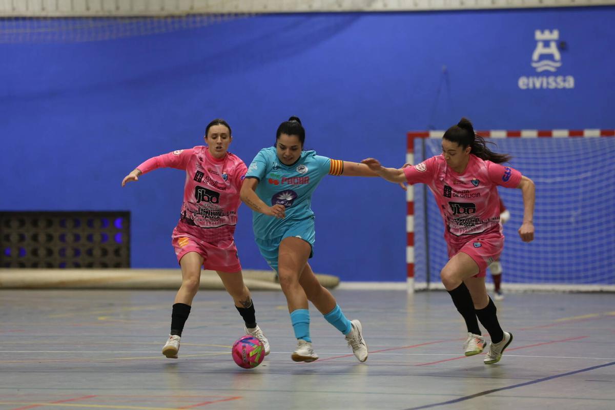 Faty Villar disputa el balón dudrante un partido del San Pablo-Eivissa