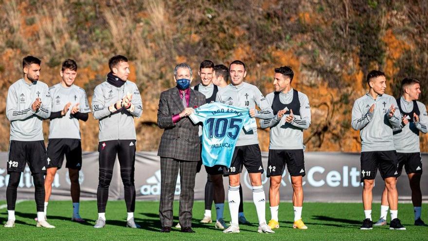 El presidente del Celta, Carlos Mouriño, entrega a Iago Aspas una camiseta conmemorativa por sus 105 goles