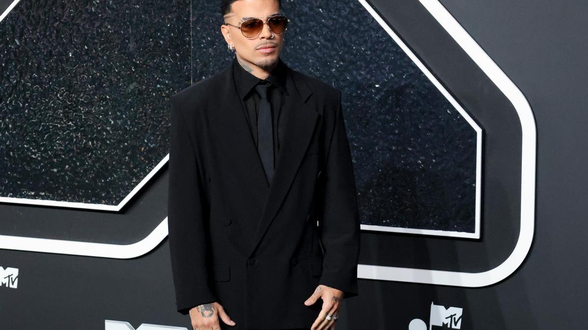 El cantante Rauw Alejandro posa durante la alfombra roja de los MTV Video Music Awards 2024.jpg