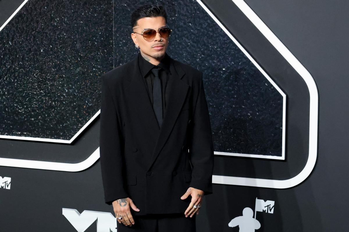 El cantante Rauw Alejandro posa durante la alfombra roja de los MTV Video Music Awards 2024.jpg