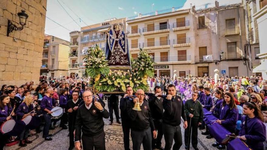 Numerosas familias participaron ayer en la tradicional «Bajada» de la Dolorosa, una de las imágenes religiosas que despierta mayor devoción en el municipio.