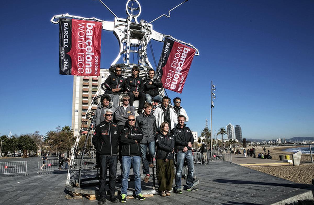 Dotze dels 16 regatistes que prendran la sortida de la Barcelona World Race posen al costat de la Dona del Mil·lenni. Dotze dels 16 regatistes que prendran la sortida de la Barcelona World Race posen al costat de la Dona del Mil·lenni.
