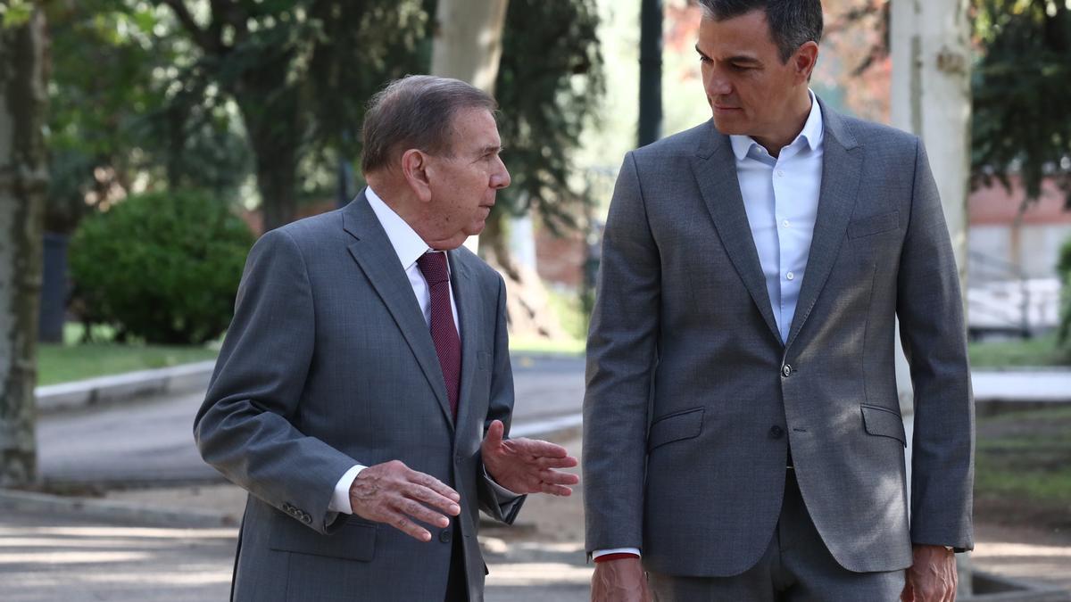 Pedro Sánchez conversa con el opositor venezolano Edmundo González en el Palacio de La Moncloa, en Madrid, este jueves.