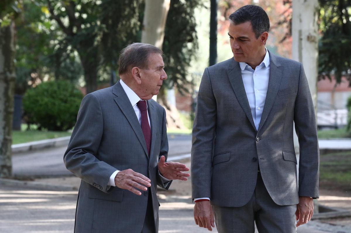 Pedro Sánchez conversa con el opositor venezolano Edmundo González en el Palacio de La Moncloa, en Madrid, este jueves.