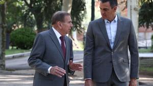 Pedro Sánchez conversa con el opositor venezolano Edmundo González en el Palacio de La Moncloa, en Madrid, este jueves. 