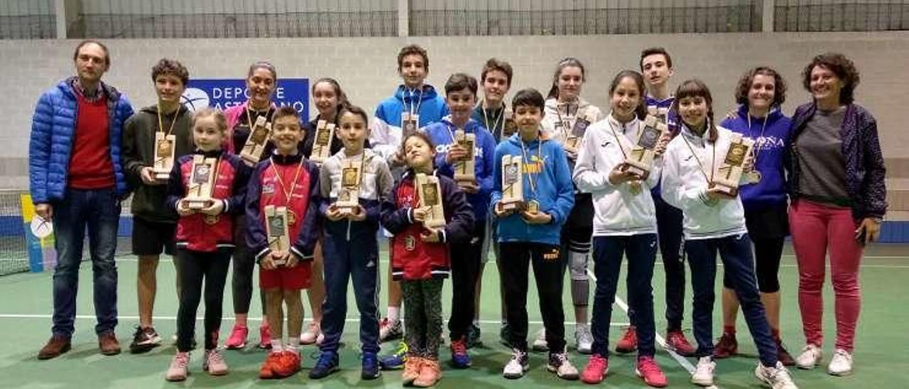 Los finalistas de los Juegos Deportivos de tenis.