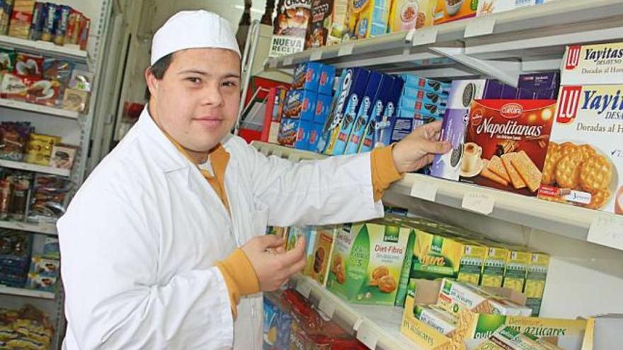 José Carlos Martínez, reponiendo estantes en el supermercado en donde trabaja en Marín.  // Santos A.