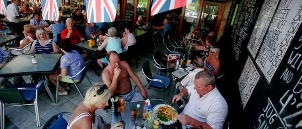 La Costa Blanca concentra numerosos bares británicos y Orihuela es el municipio con más residentes procedentes de Reino Unido.