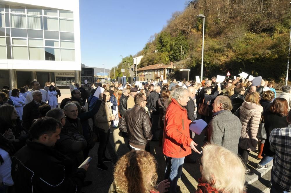 Protesta de los empleados del hospital por el despido de dos trabajadores de la cafetería