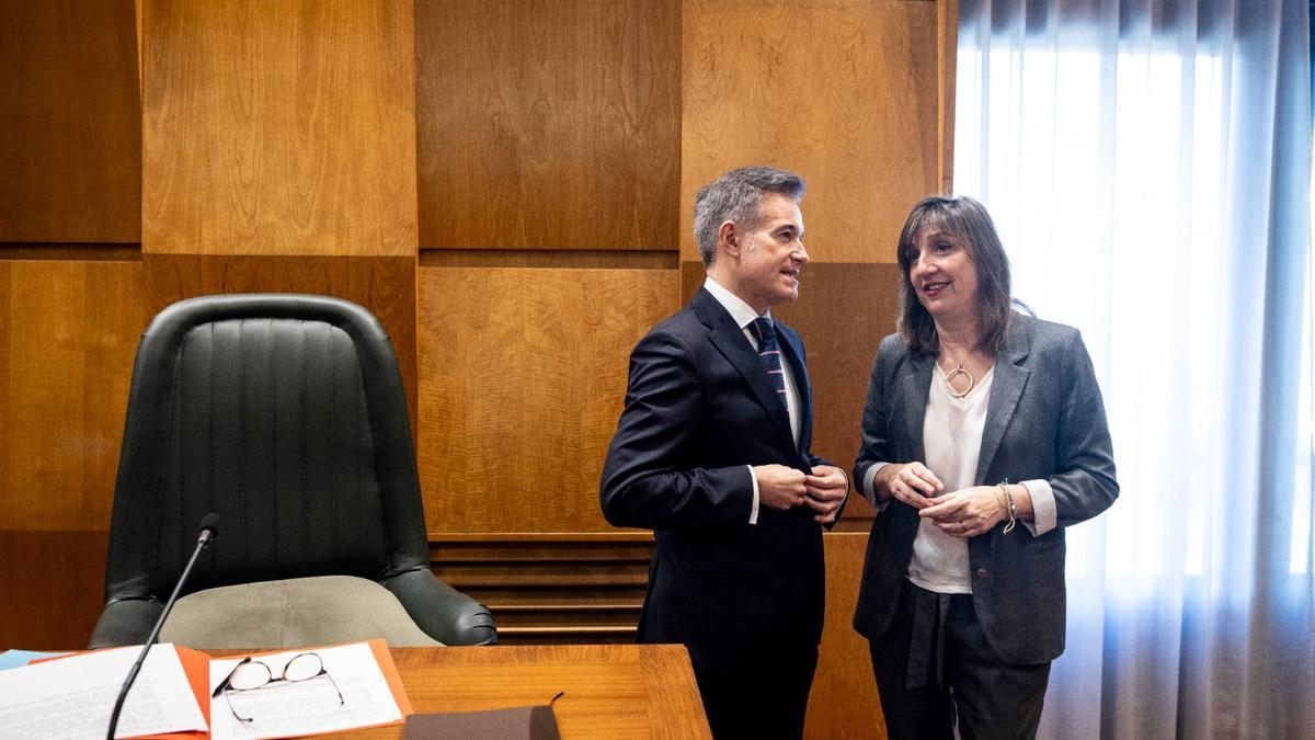 Víctor Serrano y Lola ranera, este jueves en el pleno del Ayuntamiento de Zaragoza.