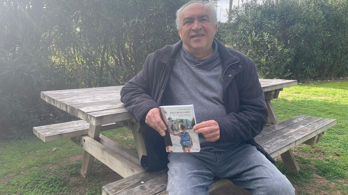 Tomeu Barceló, con un ejemplar de 'Educar al lado', antes de una entrevista con este diario.