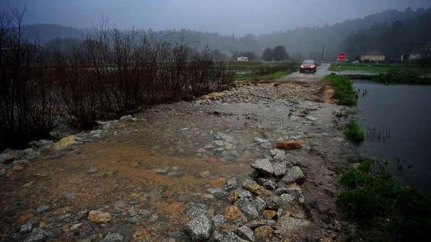 El agua deshizo un camino en Arcos da Condesa. // Iñaki Abella