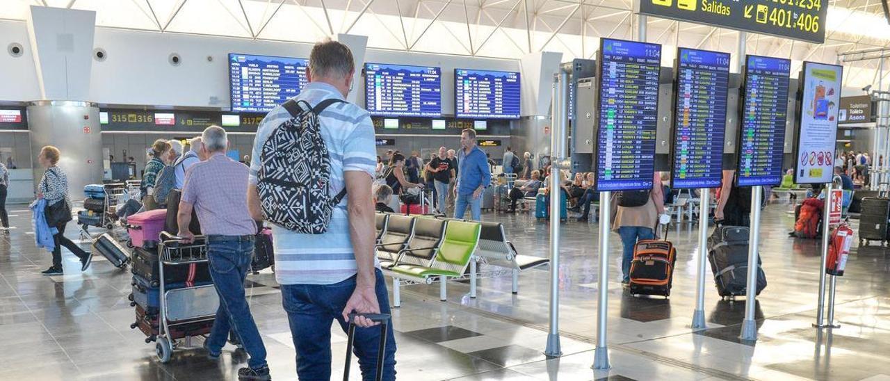 Turistas en el aeropuerto de Gran Canaria