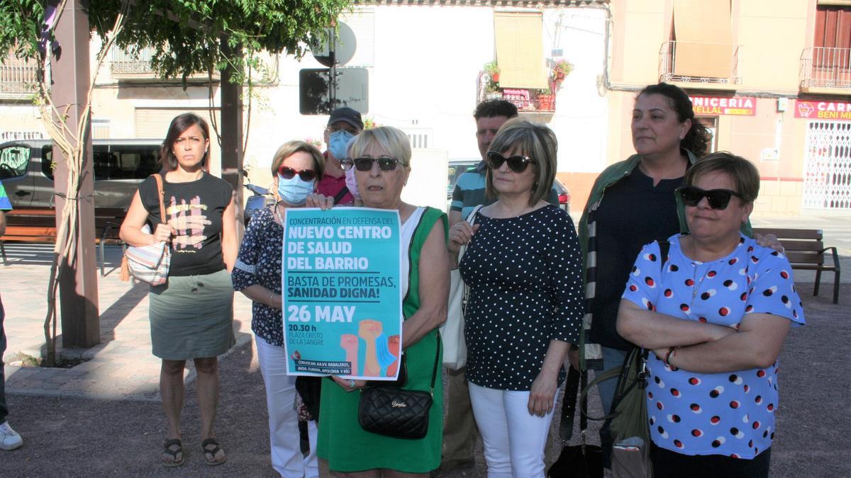 Las representantes de las asociaciones del barrio de San Cristóbal con el cartel de la manifestación de este jueves.