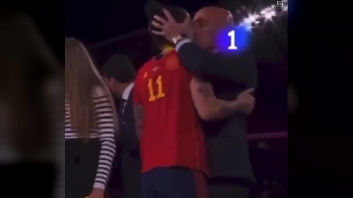 El beso de Luis Rubiales a Jenni Hermoso.