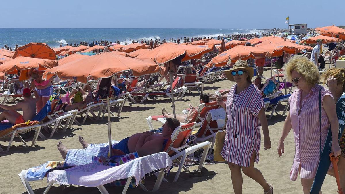 Turistas en Semana Santa en Playa del Inglés, en Gran Canaria.