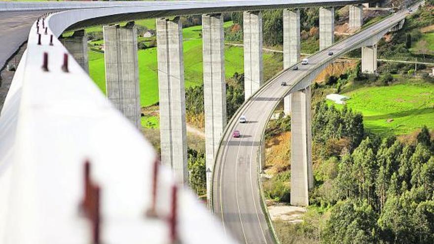 El viaducto de la Concha de Artedo, en el tramo Muros de Nalón-Las Dueñas de la Autovía del Cantábrico.