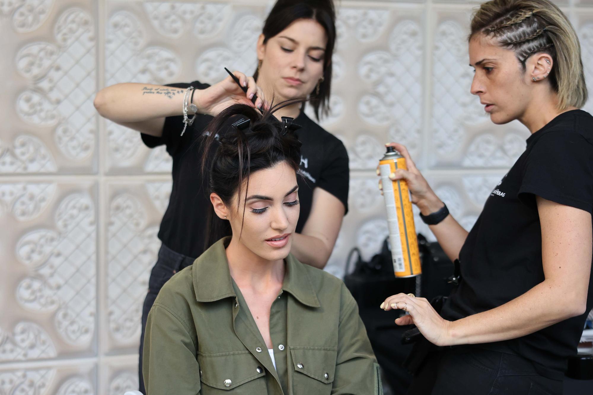 Las modelos se preparan para el desfile de Hannibal Laguna.