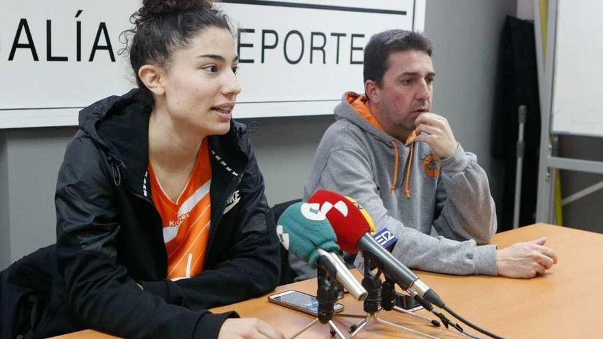 Ainhoa López y Eloy Doce, durante la rueda de prensa previa al partido.