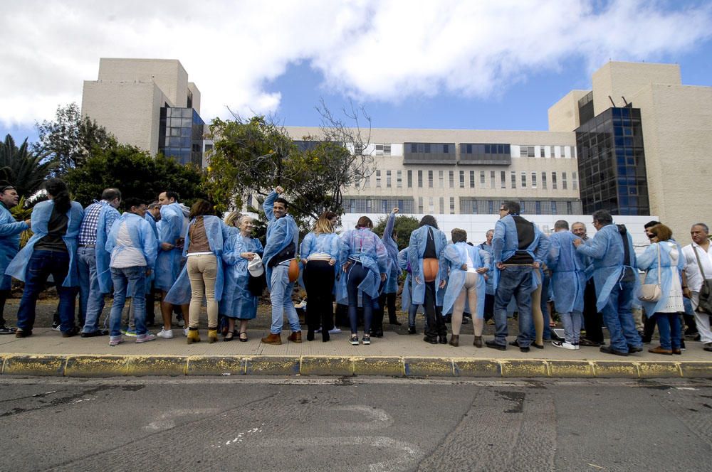 Concentración frente al Hospital Doctor Negrín en defensa de la sanidad pública