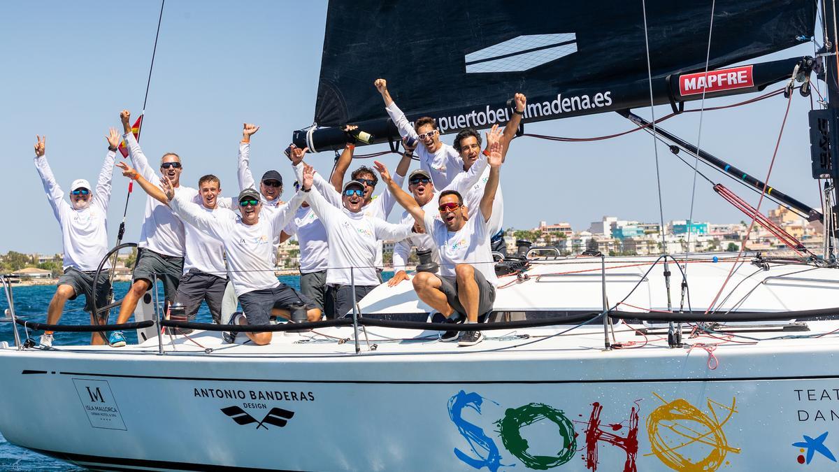 El equipo Teatro del Soho Caixabank celebrando su victoria en la pasada edición de la regata
