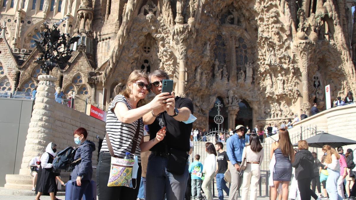 Dos turistes es fan una &#039;selfie&#039; davant la Sagrada Família