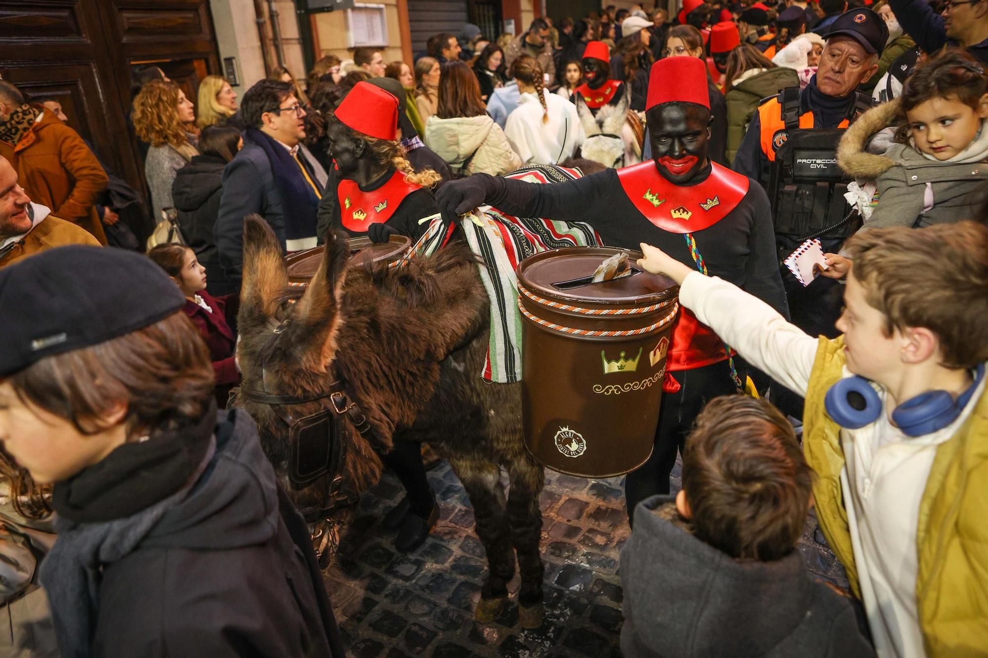 El Embajador Real y la entrega de cartas a las burritas llenan de ilusión las calles de Alcoy