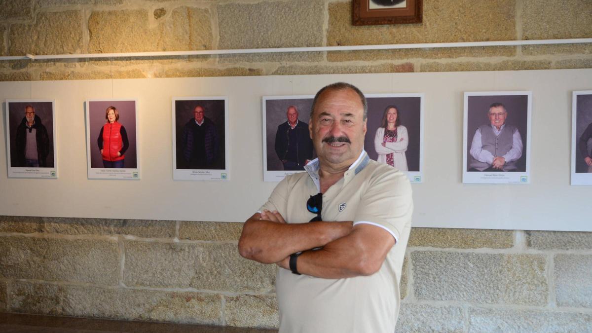 Salvador Santos, "Charri", delante de algunas de sus fotografías en la exposición de la Sala Amalia Domínguez Búa.