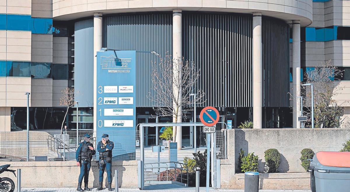 Agentes de la Polícia Nacional, en la entrada de la sede de Plus Ultra en Madrid durante el registro realizado el jueves
