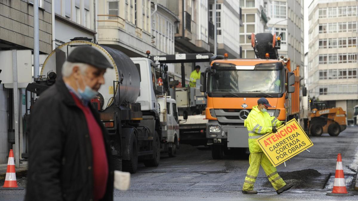 Obras municipales de reasfaltado en una céntrica calle de A Estrada