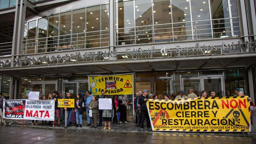 Presentan 9.217 firmas contra la quema de residuos en la térmica de La Pereda, en Mieres
