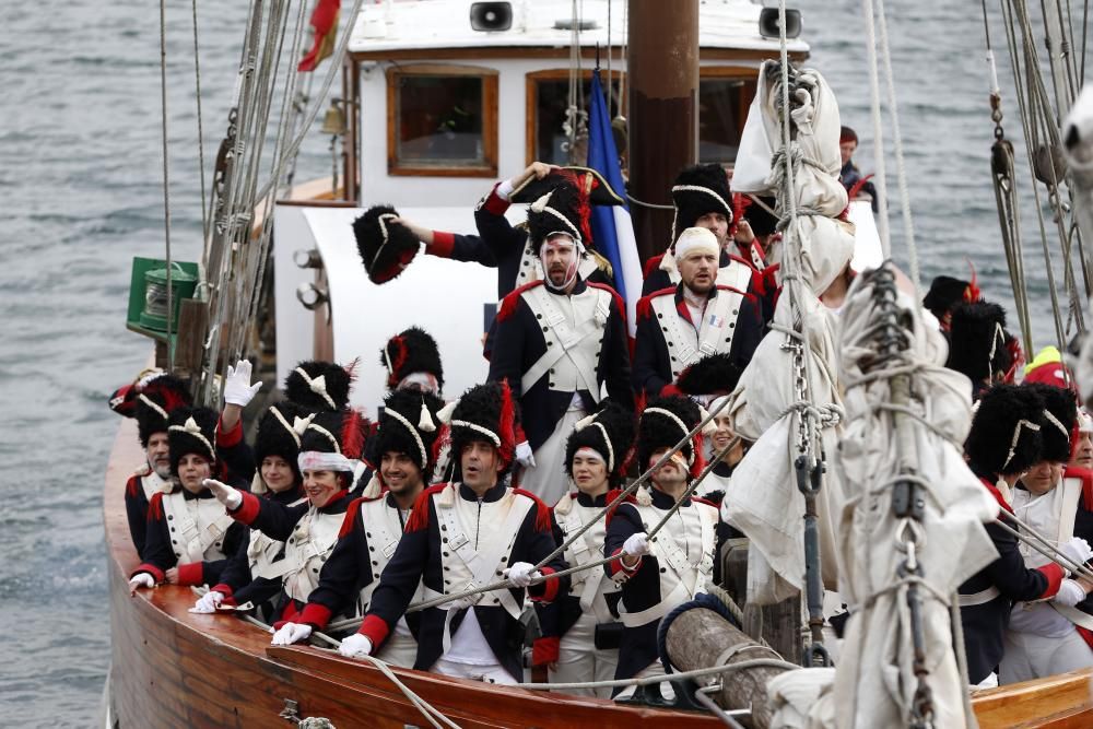 El casco vello acoge la recreación de la gesta histórica ocurrida en 1809 ante un valeroso público que desafió a la persistente lluvia y el viento