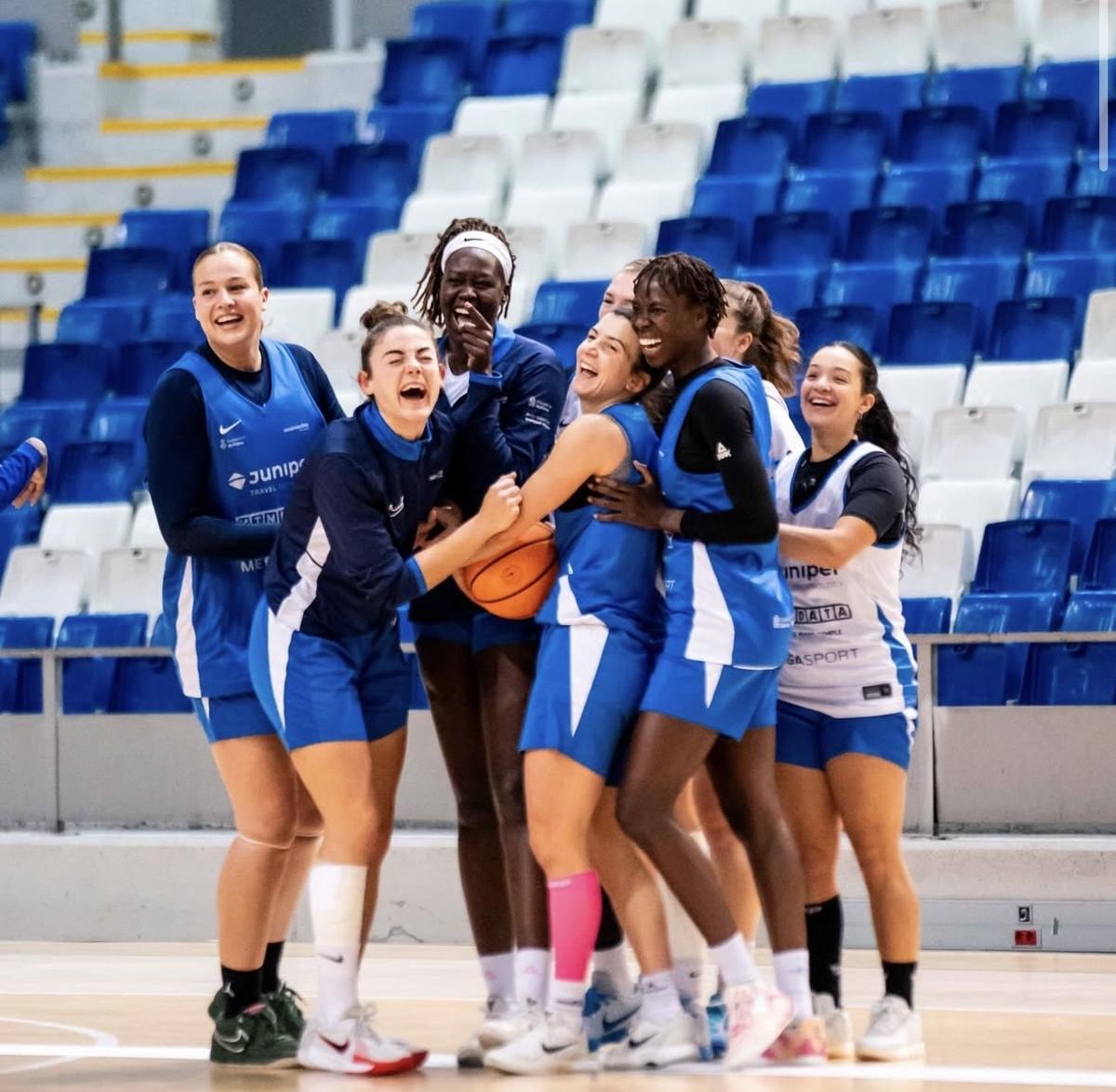Las jugadoras del Azulmarino, durante un entrenamiento.