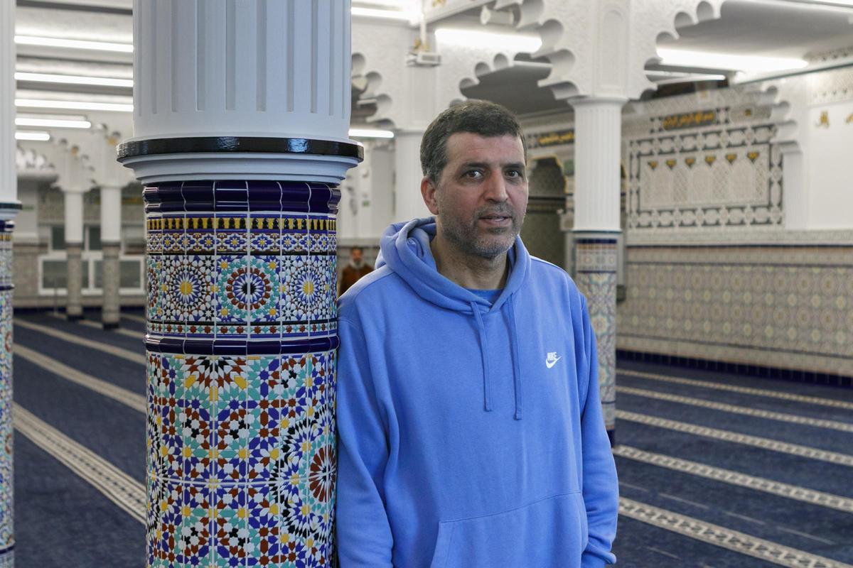 Abdellah Anhari a l'interior de la mesquita de Manresa