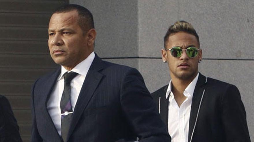 Neymar y su padre a la salida de los juzgados.