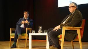 Salvador Illa charla con Antonio Balmón en el Auditori de Cornellà.