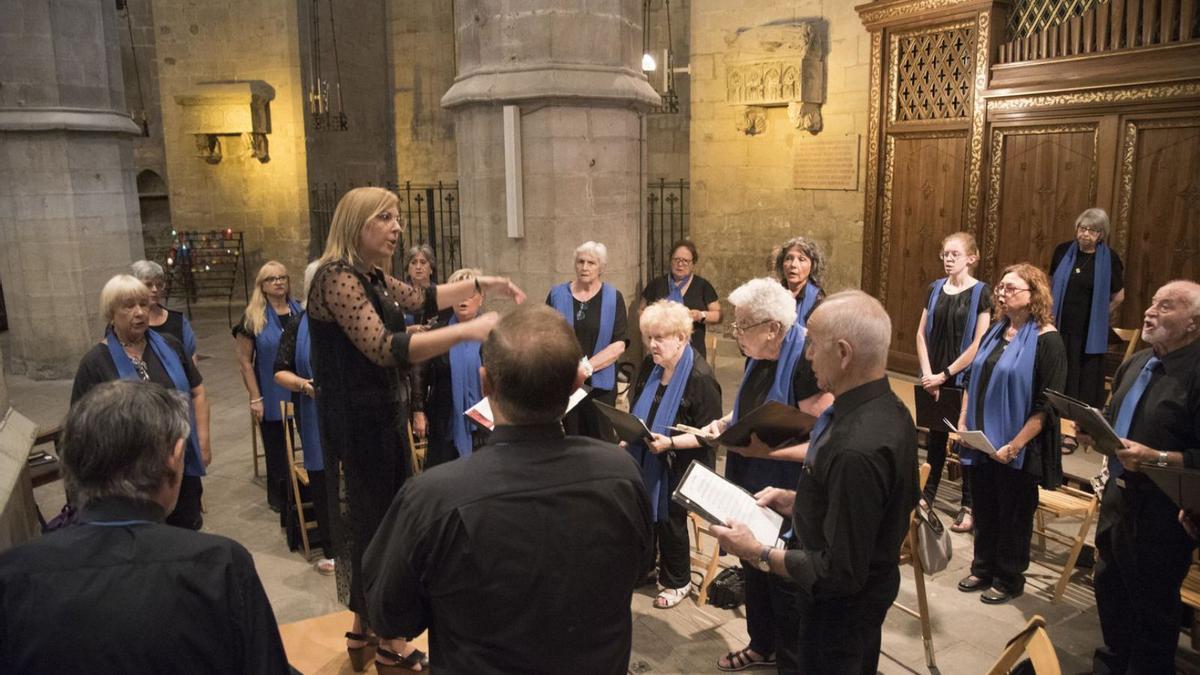 Mireia Subirana, directora de la Capella de Música de la Seu, ahir durant la celebració  | ALEX GUERRERO