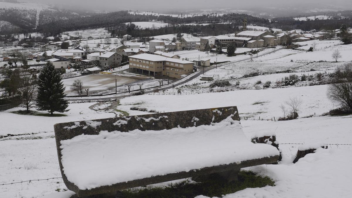 Un banco cuberto de neve, a 18 de xaneiro de 2023, en Xunqueira  de Espadanedo, Ourense, Galicia (España).
