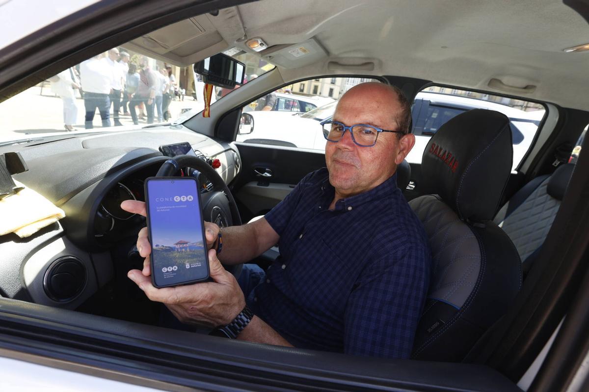 El taxista avilesino Manuel López con la aplicación de Conecta.