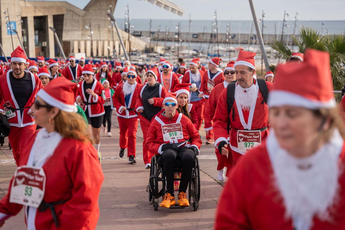Cientos de Santa Claus corren por Barcelona en la primera Cursa del Pare Noel