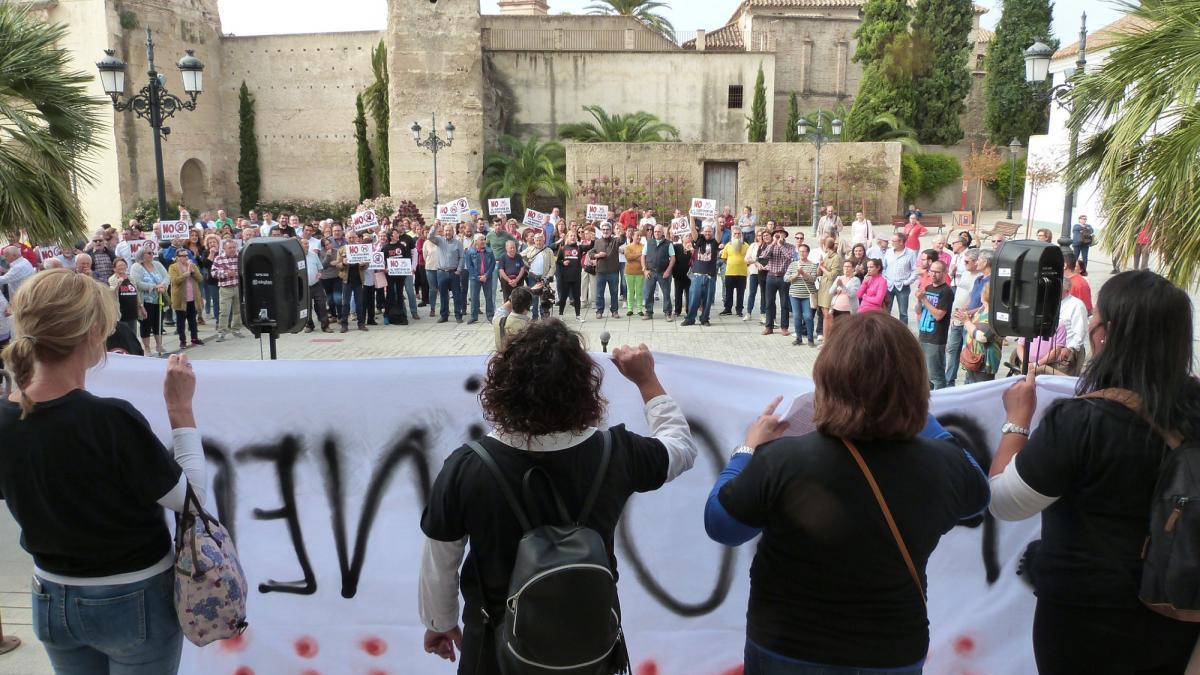 Los vecinos afectados protestan contra la gasolinera ante el Ayuntamiento de Palma del Río