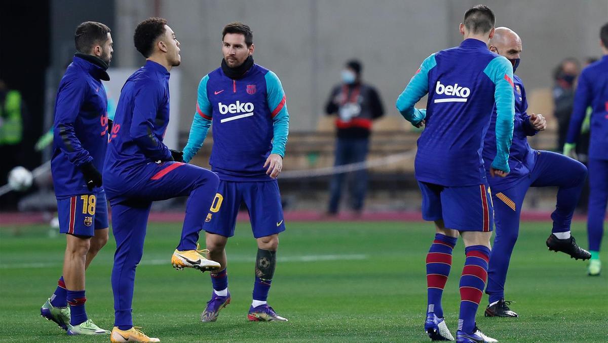 Messi calienta sobre el césped de La Cartuja