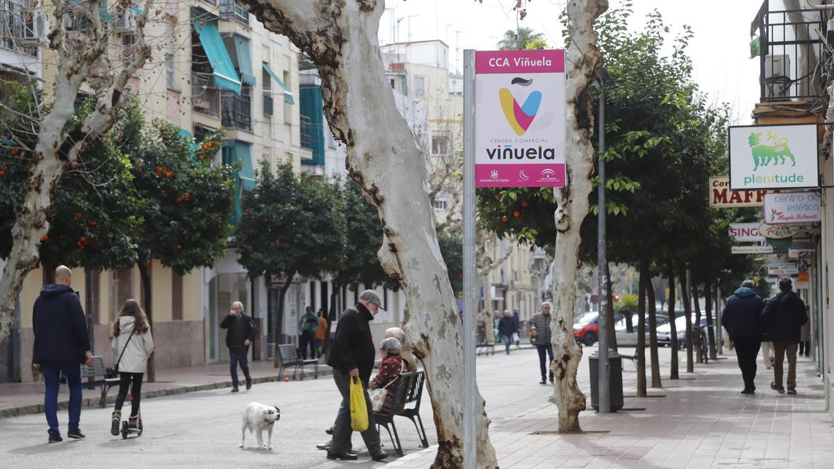 Una de las vías principales de este centro comercial abierto.
