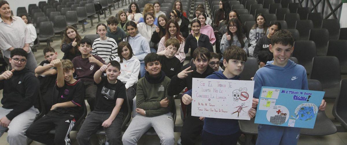Los alumnos del CPR Luis Vives, con sus slogans. | IÑAKI OSORIO