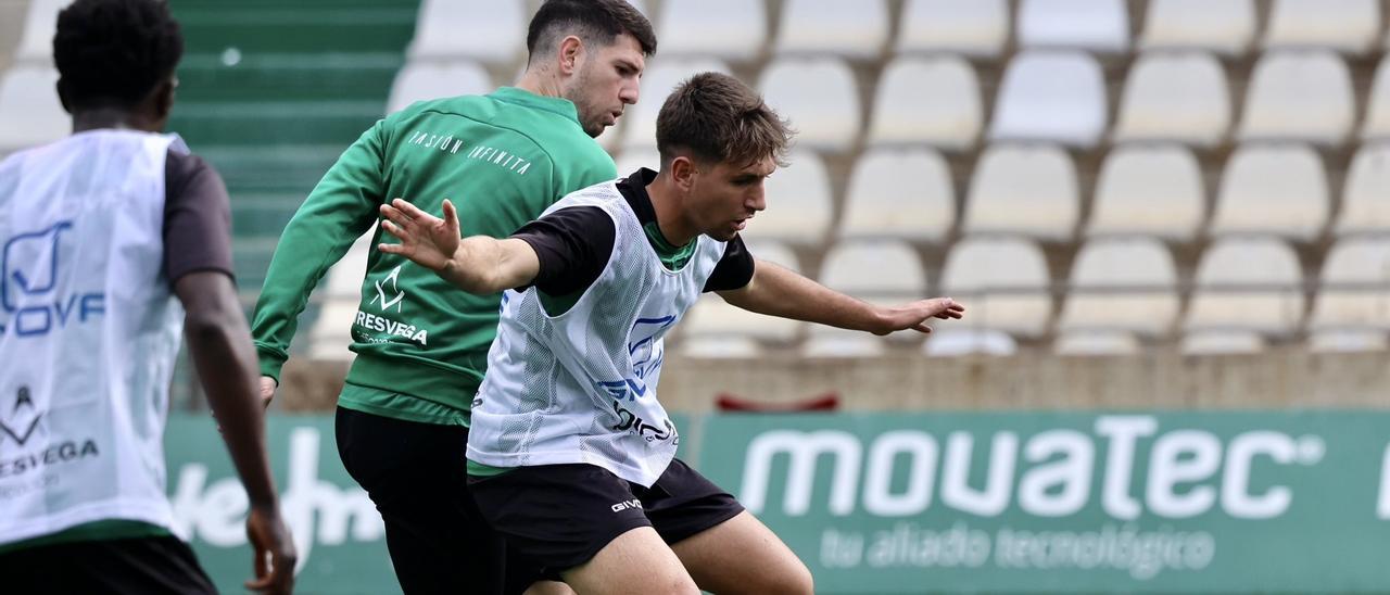 Matías Barboza protege el esférico de Alberto Toril durante la sesión de este jueves.